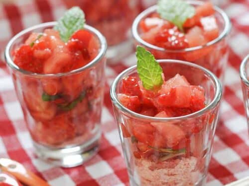 Fraises Sur Une Planche à Découper Avec Une Tranche De Pastèque