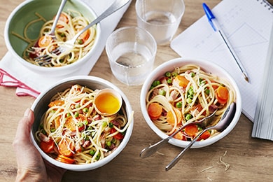 Spaghettis à la carbonara aux petits légumes