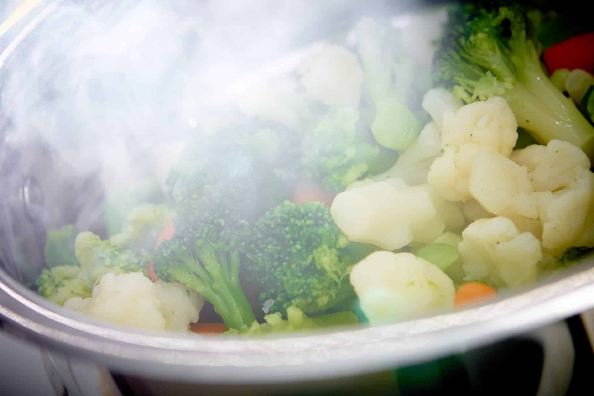 Steaming frozen vegetables in a steam фото 115