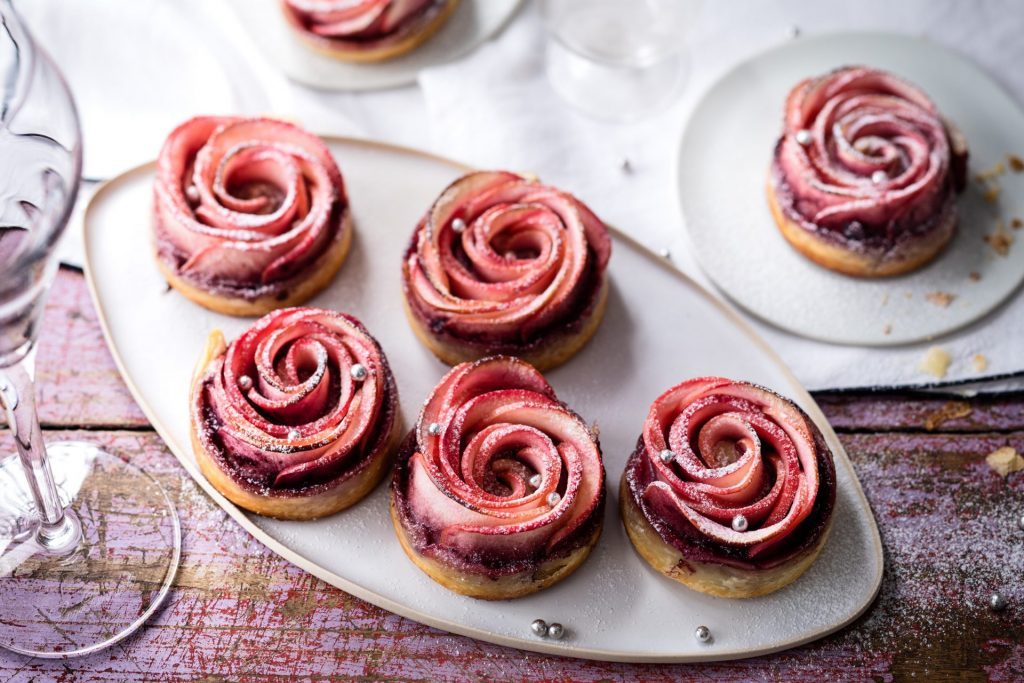 Pétales de pommes en feuilleté