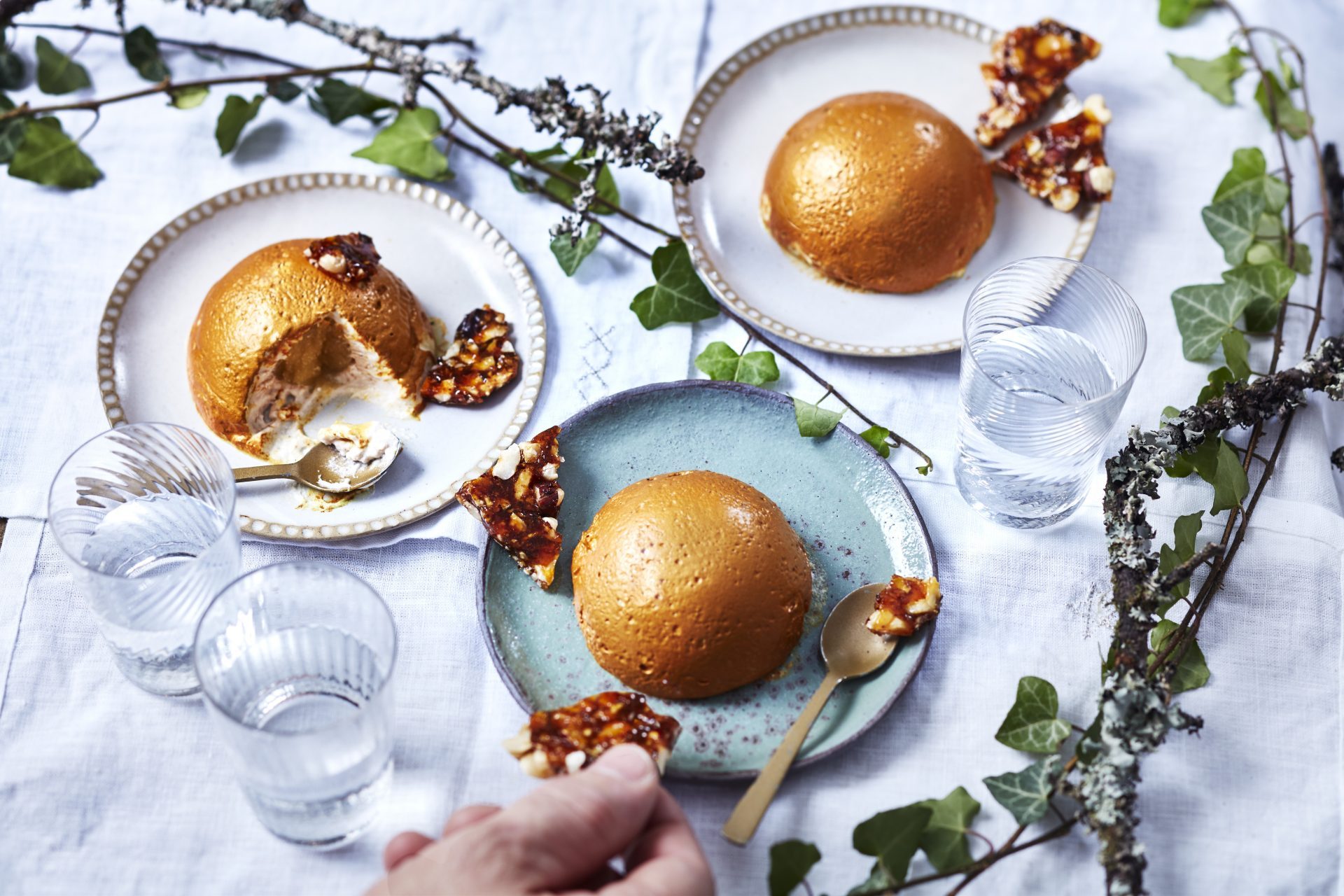 Dome de mousse à la crème de marron, pomme et nougatine de noisette