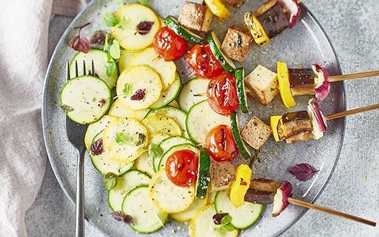Brochettes de légumes à la feta au barbecue : Recette de Brochettes de  légumes à la feta au barbecue