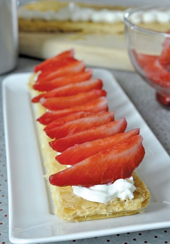 Craquants aux fraises, caramel à l'hibiscus et crème fouettée