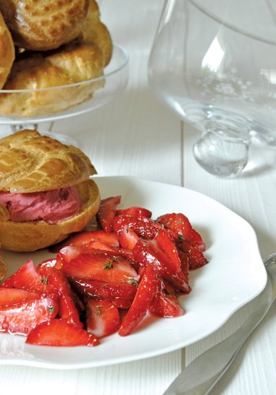 Profiteroles aux fraises confites et sorbet fraise-thym citron