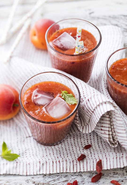 Smoothie abricot-cerise-pêche et baies de goji