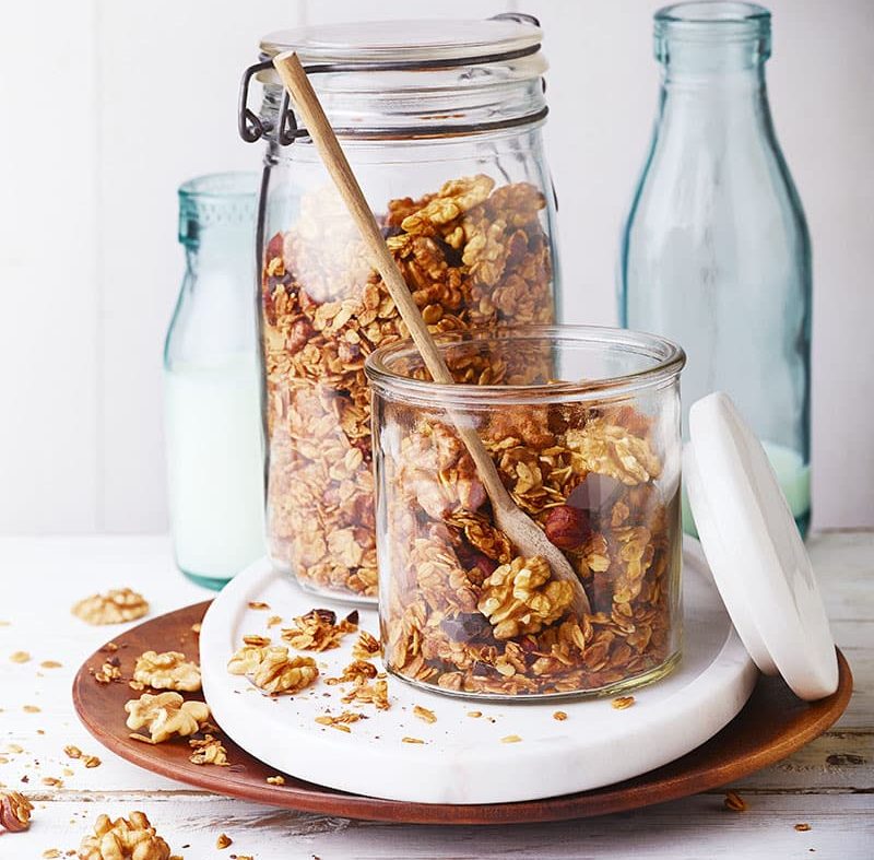 Granola aux noix, noisettes et chocolat