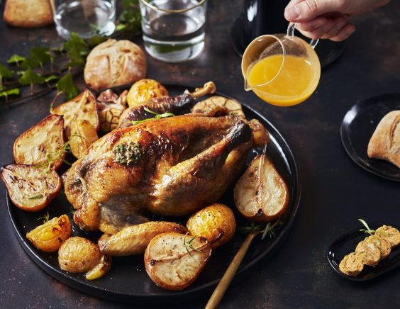 Pintade rôtie aux poires et clementine, beurre paprika, herbes