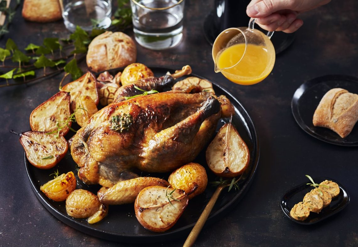 Pintade rôtie aux poires et clementine, beurre paprika, herbes