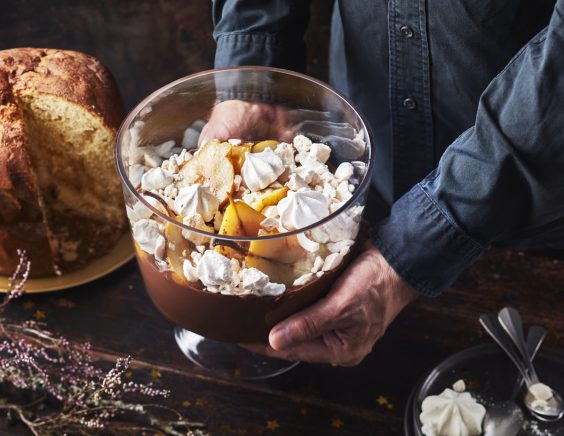 Dessert gourmand au chocolat et poire pochées aux épices, meringue