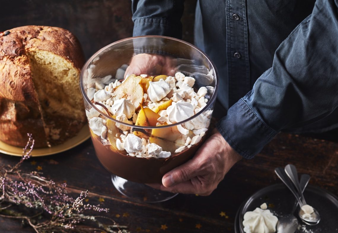 Dessert gourmand au chocolat et poire pochées aux épices, meringue