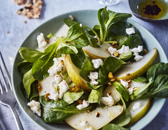 Salade de mâche, pistache, poire et chèvre frais