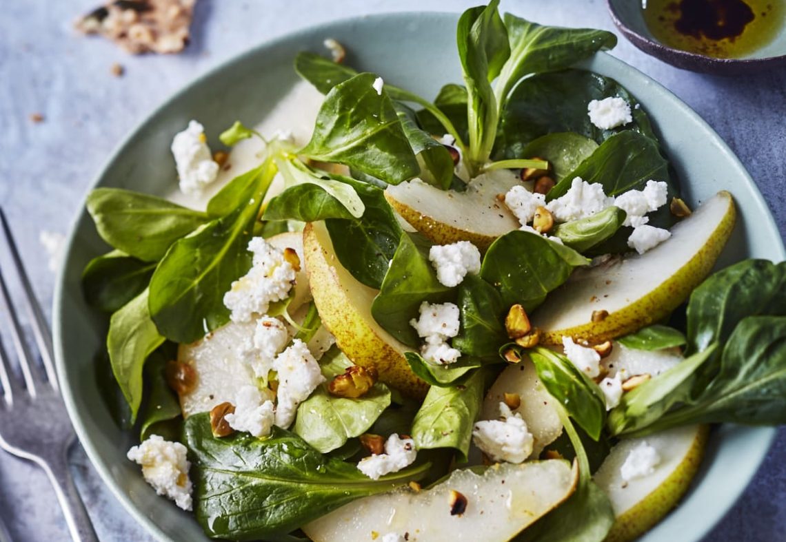 Salade de mâche, pistache, poire et chèvre frais