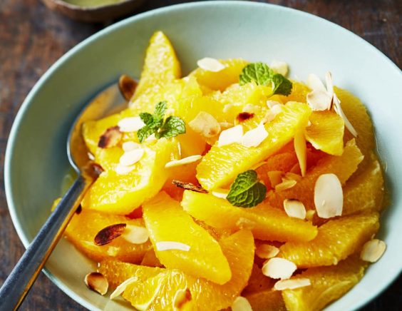 Salade d’orange au miel et amandes effilées grillées