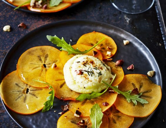 Carpaccio de kaki, roquette, noisettes et chèvre chaud