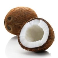 Fruit de la passion à la coque saupoudré de noix de coco