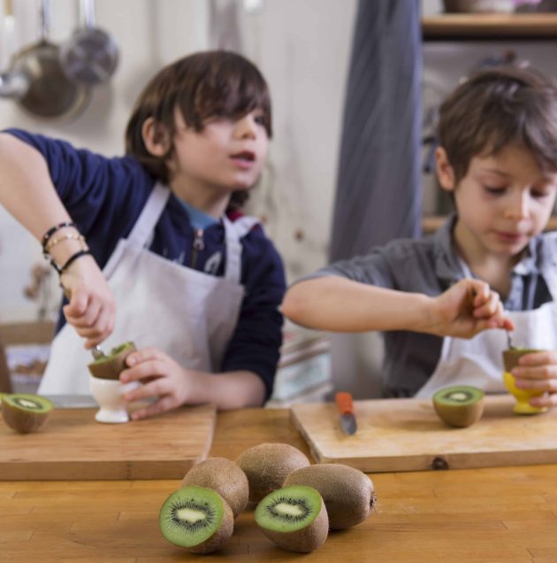 Eplucher un kiwi enfant