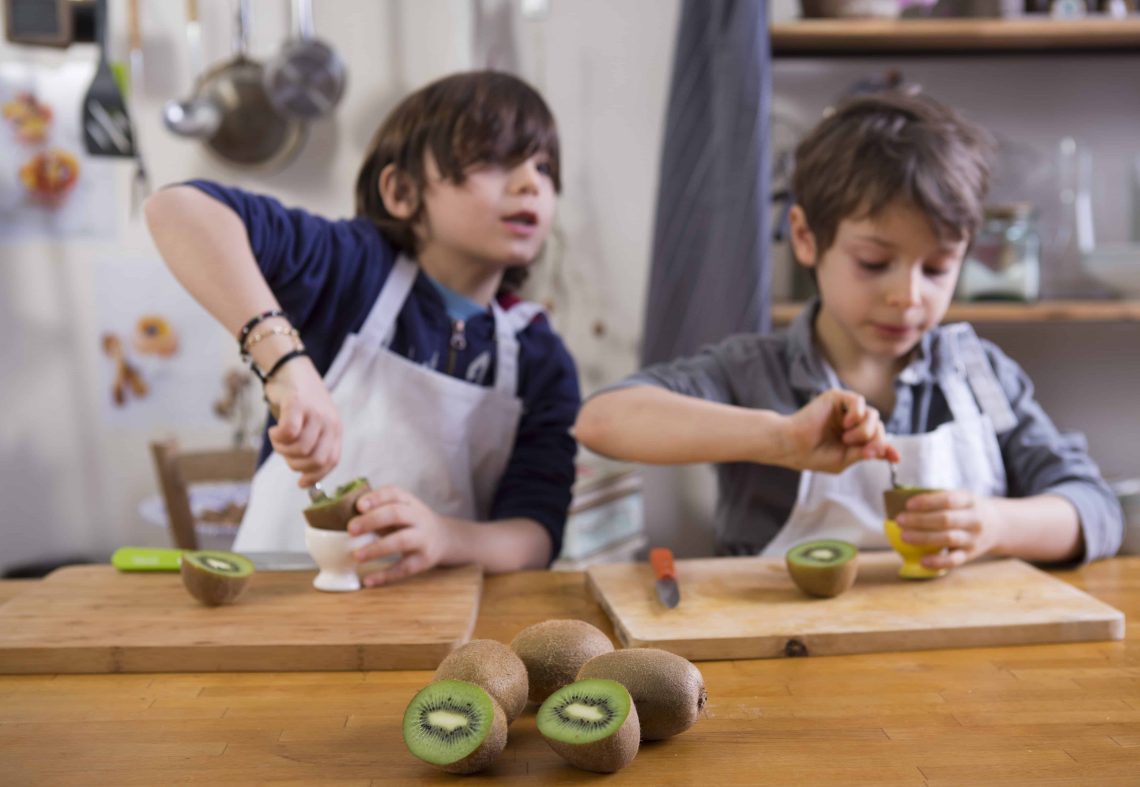 Eplucher un kiwi enfant