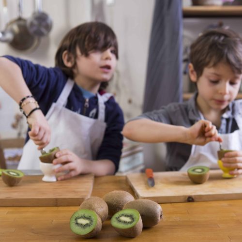 Eplucher un kiwi enfant