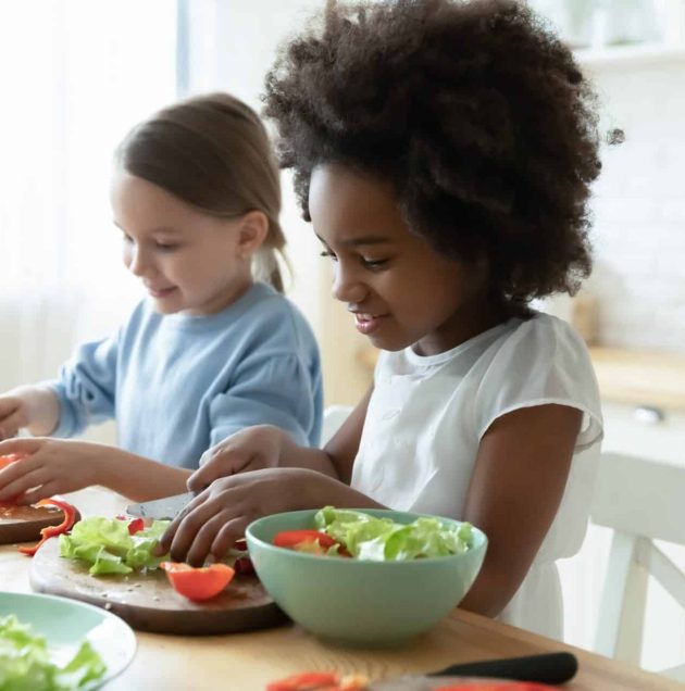 Les enfants cuisinent des fruits et légumes