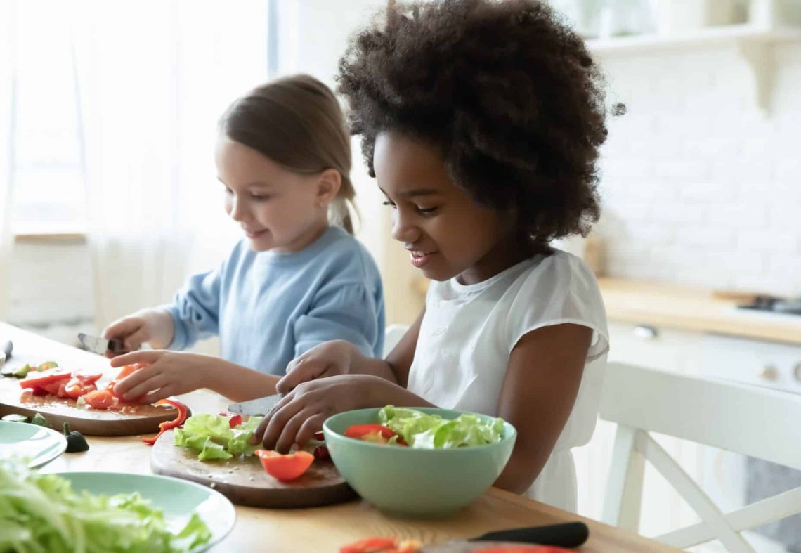 Les enfants cuisinent des fruits et légumes