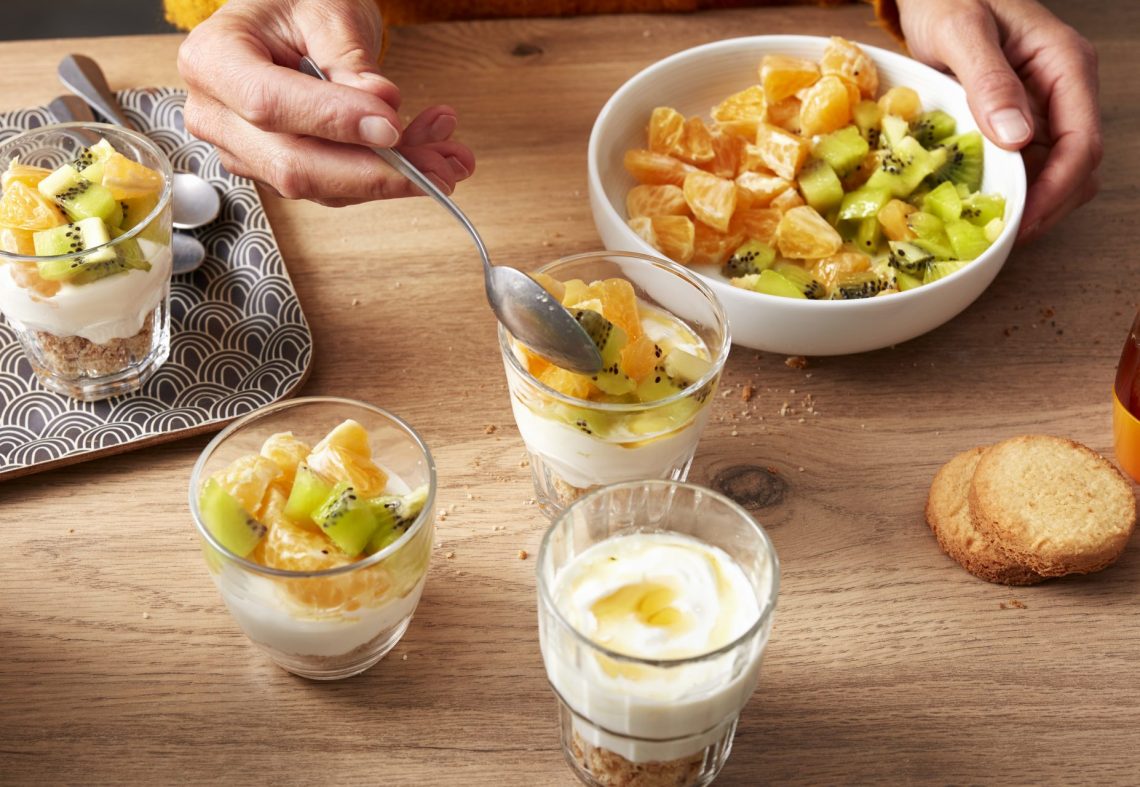 Trifle de kiwi, clémentine au fromage blanc et palet breton