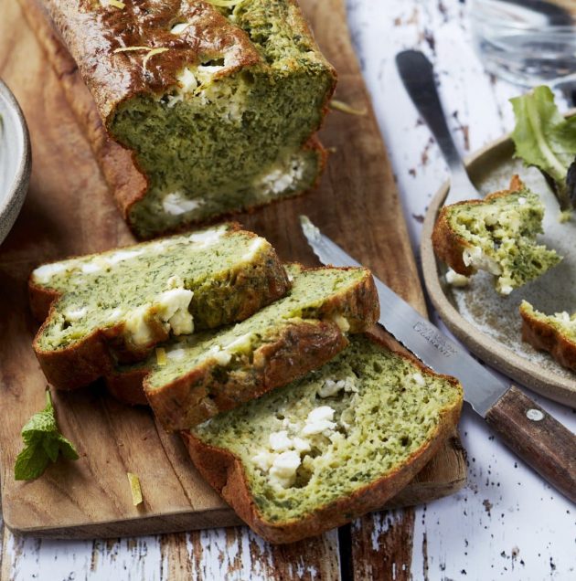 Cake aux fanes de carottes, zestes de citron, chèvre et menthe