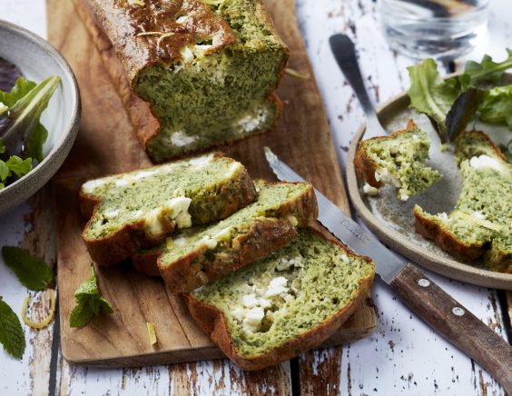 Cake aux fanes de carottes, zestes de citron, chèvre et menthe