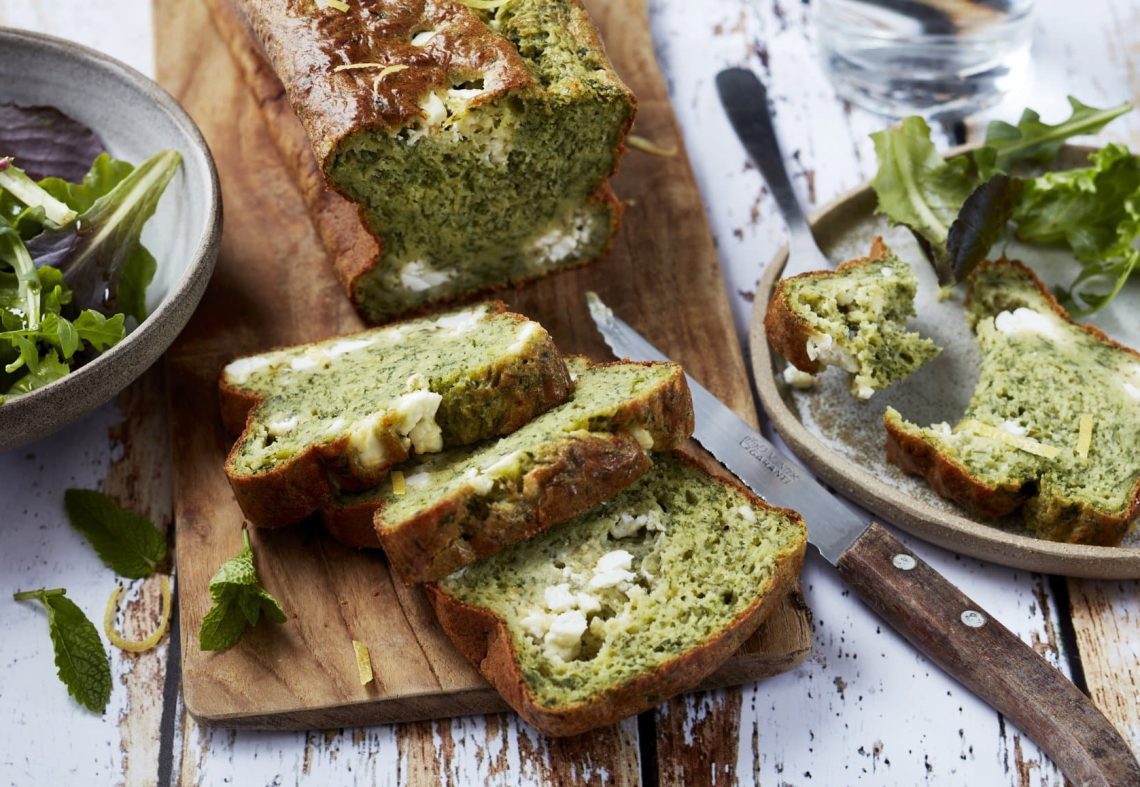 Cake aux fanes de carottes, zestes de citron, chèvre et menthe