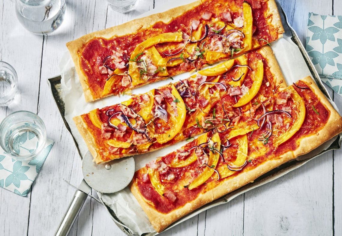 Pizza potimarron, jambon et oignon rouge