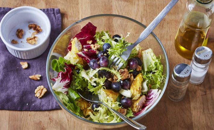 Salade de poulet épicé, raisin et noix