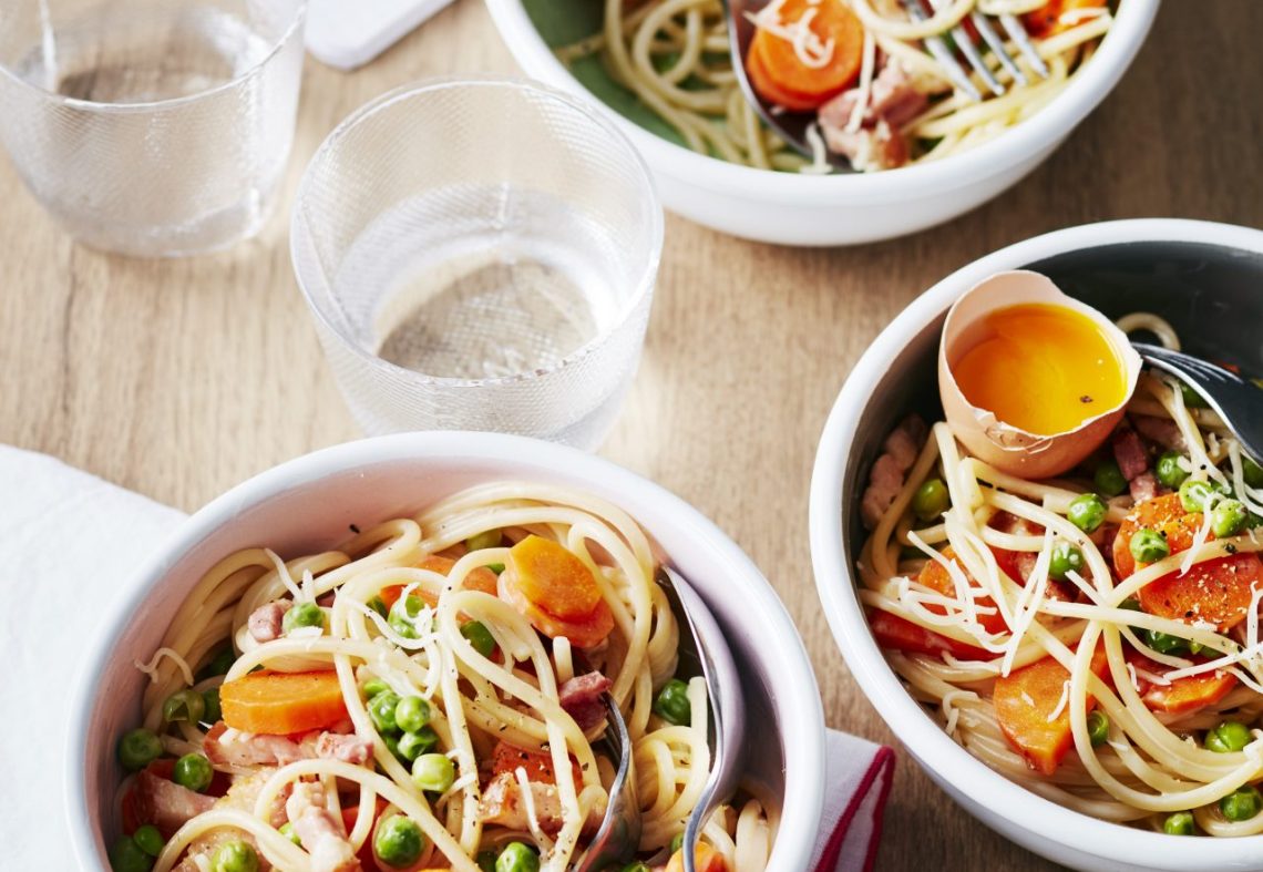 Spaghettis à la carbonara aux petits légumes