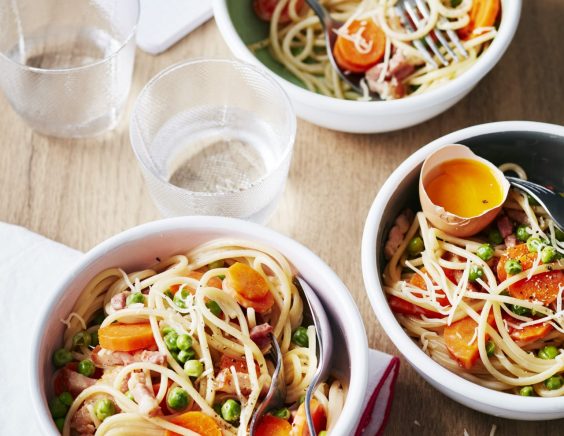 Spaghettis à la carbonara aux petits légumes