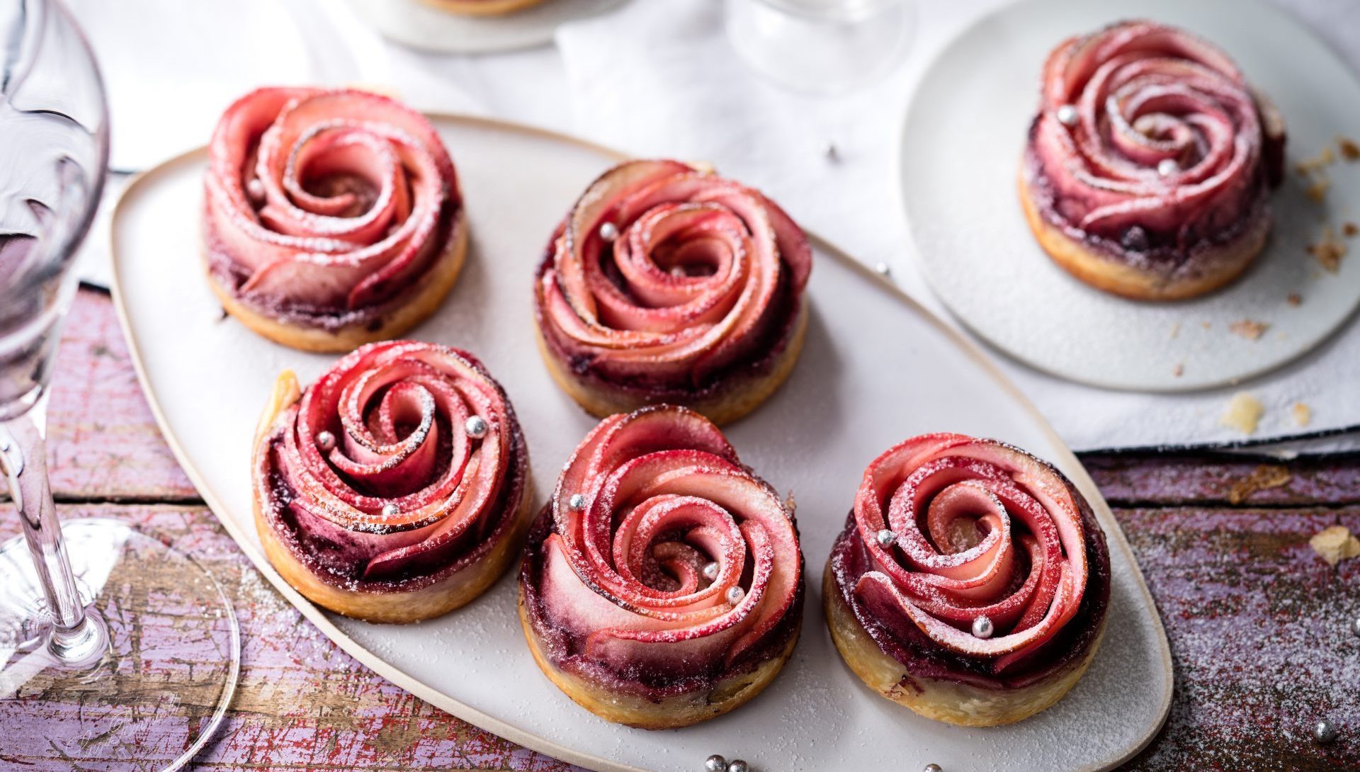 Pétales de pommes en feuilleté