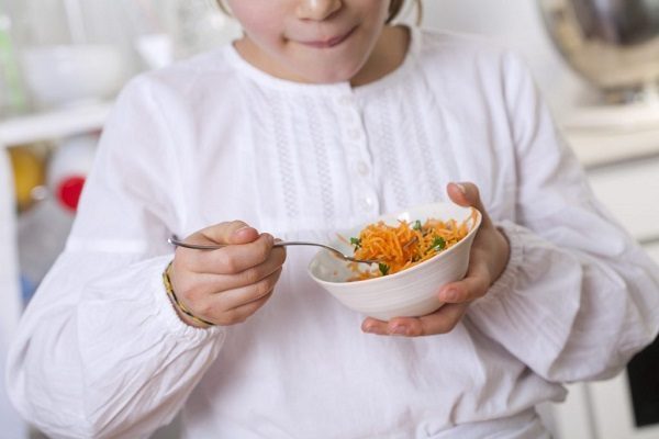 Préparer des carottes rapées enfant