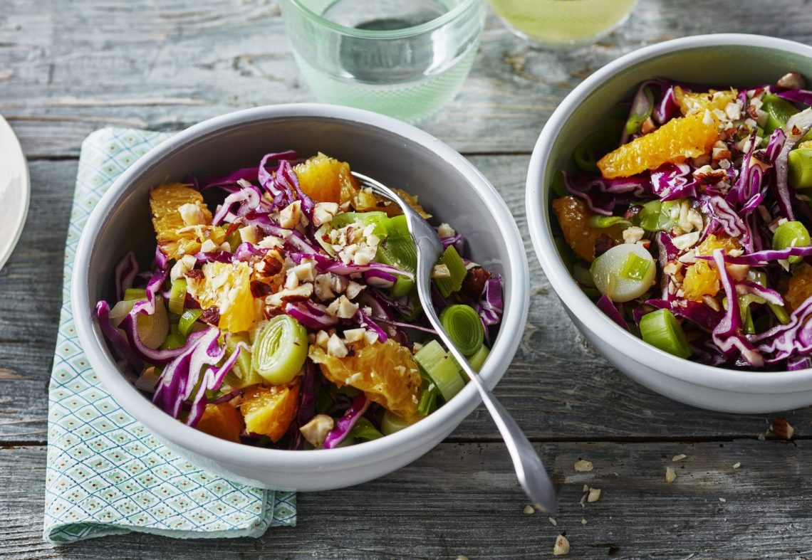 Salade de chou rouge, poireau, orange et noisettes