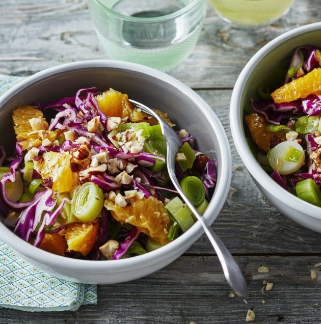 Salade de chou rouge, poireau, orange et noisettes