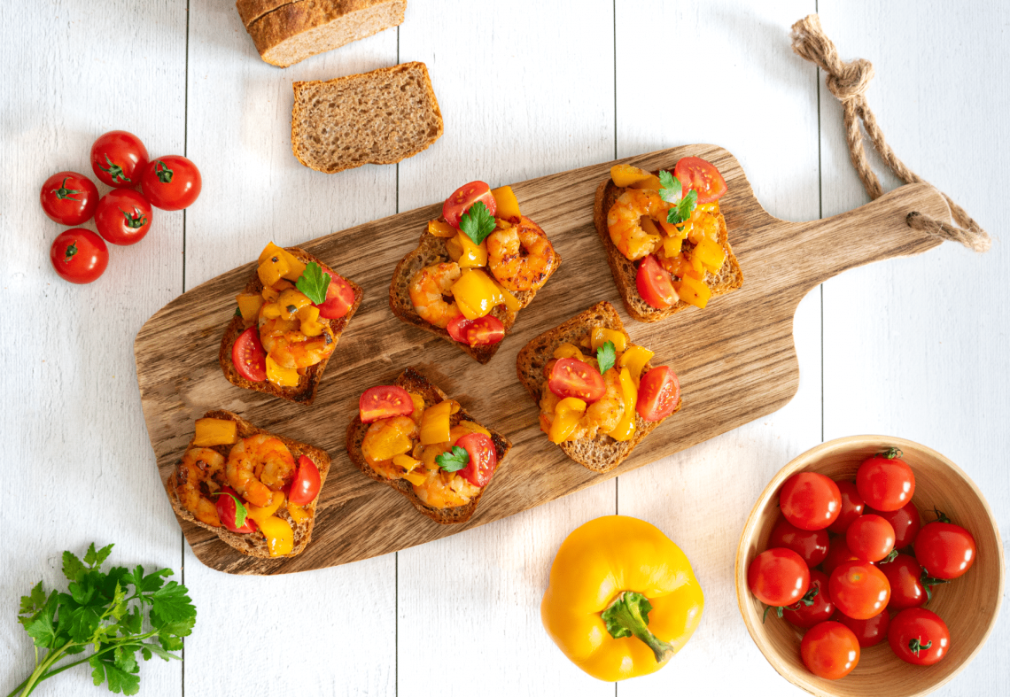 Bruschettas aux tomates, poivrons et crevettes