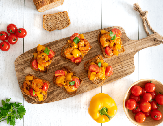 Bruschettas aux tomates, poivrons et crevettes