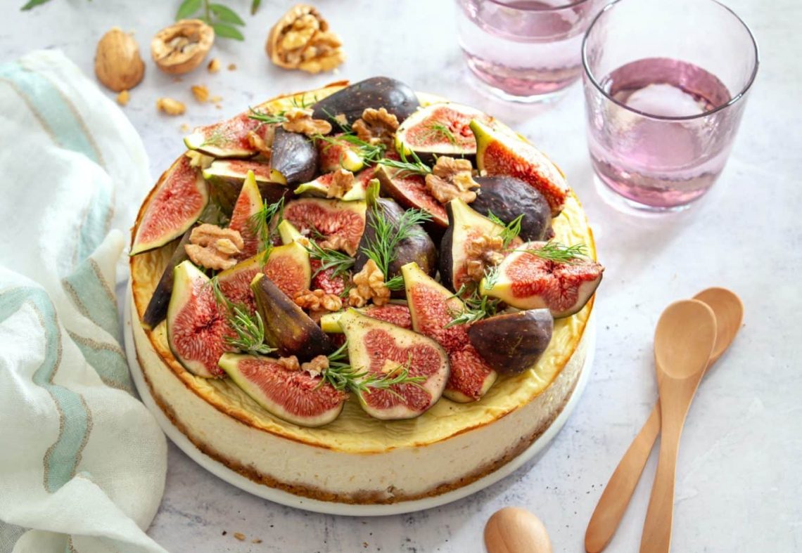 Cheesecake aux fromages frais, figues et noix