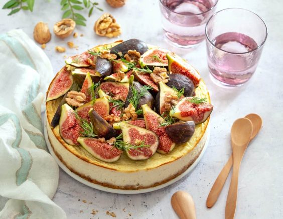 Cheesecake aux fromages frais, figues et noix