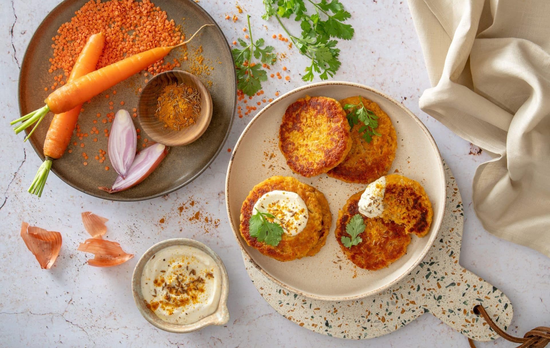 Petites galettes de restes de lentilles corail et carottes, crème au curry, coriandre