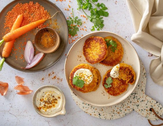 Petites galettes de restes de lentilles corail et carottes, crème au curry, coriandre