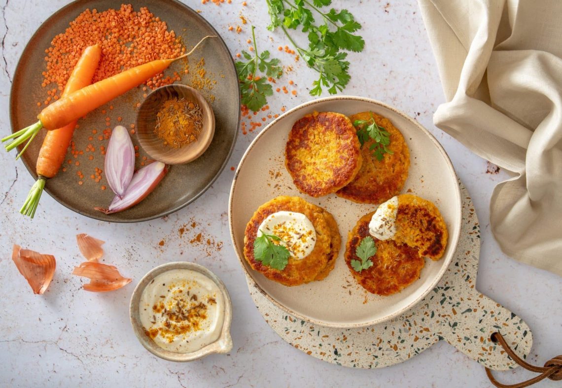 Petites galettes de restes de lentilles corail et carottes, crème au curry, coriandre