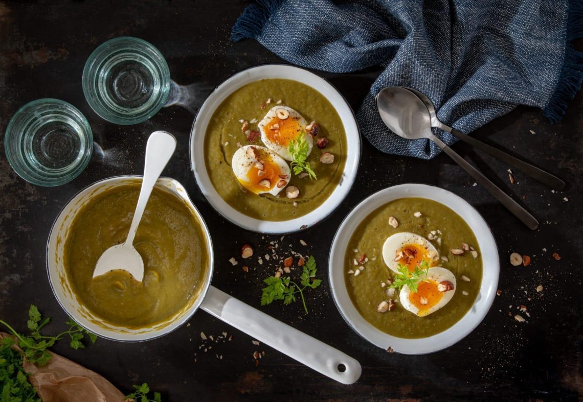 Velouté aux verts de poireaux, œuf mollet et noisettes