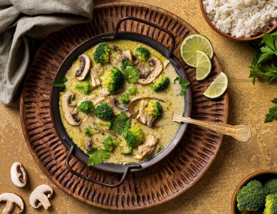 Curry vert Thaï au brocoli, champignons et poulet