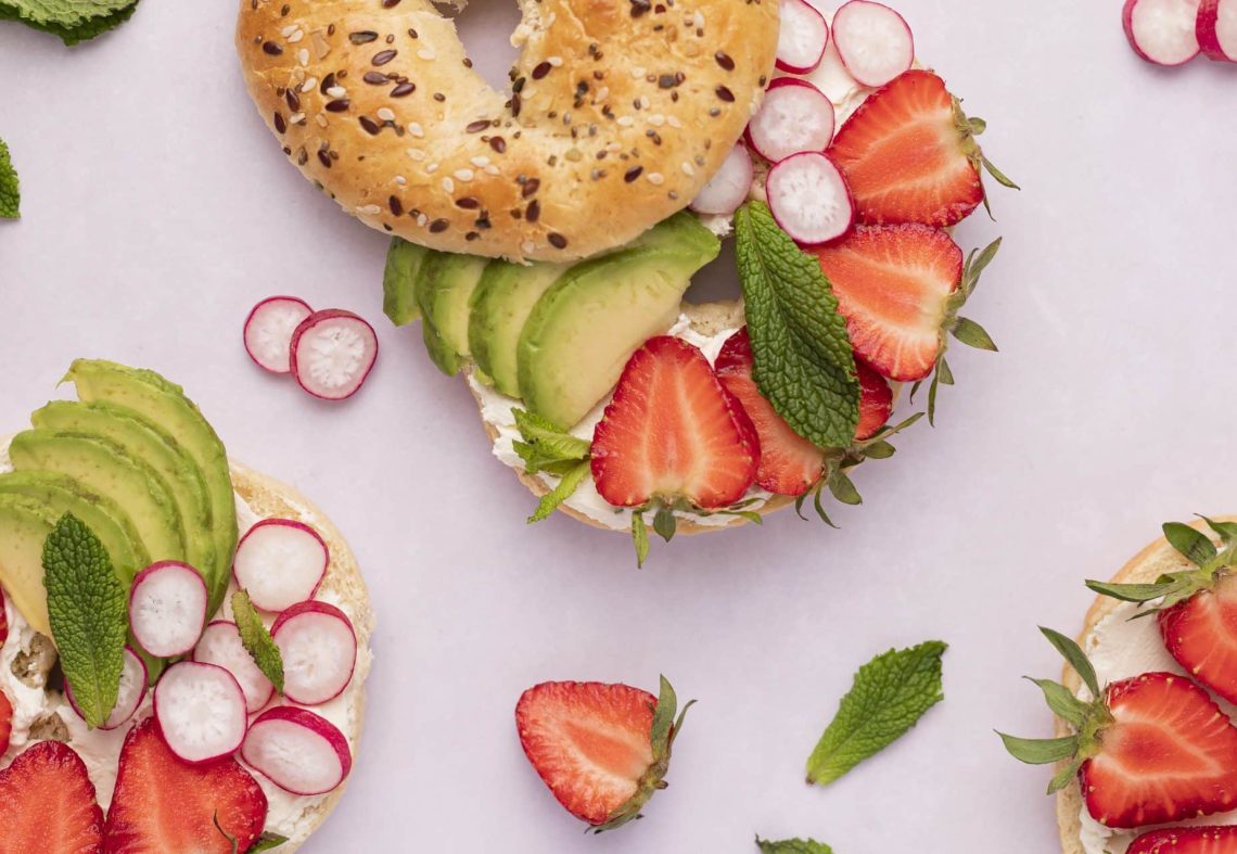 Bagel fraise avocat radis