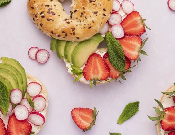 Bagel fraise avocat radis