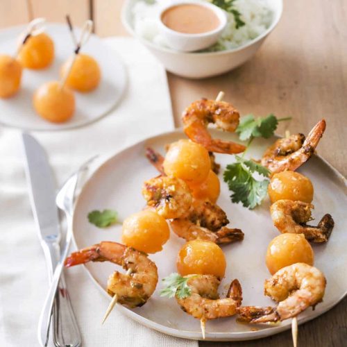 Brochettes de melon, crevettes au curry rouge et lait de coco