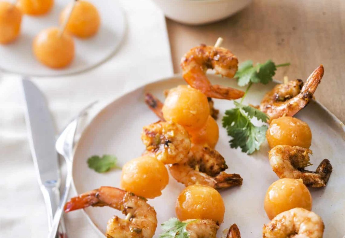 Brochettes de melon, crevettes au curry rouge et lait de coco