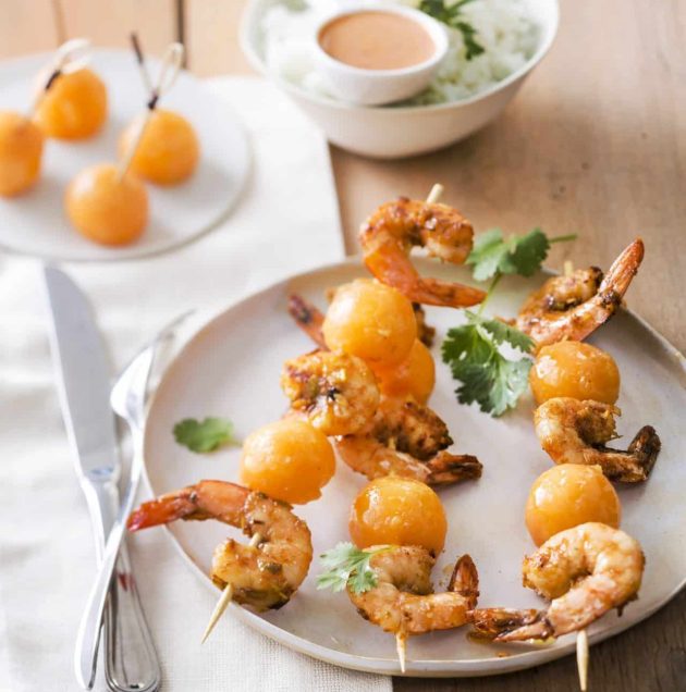 Brochettes de melon, crevettes au curry rouge et lait de coco